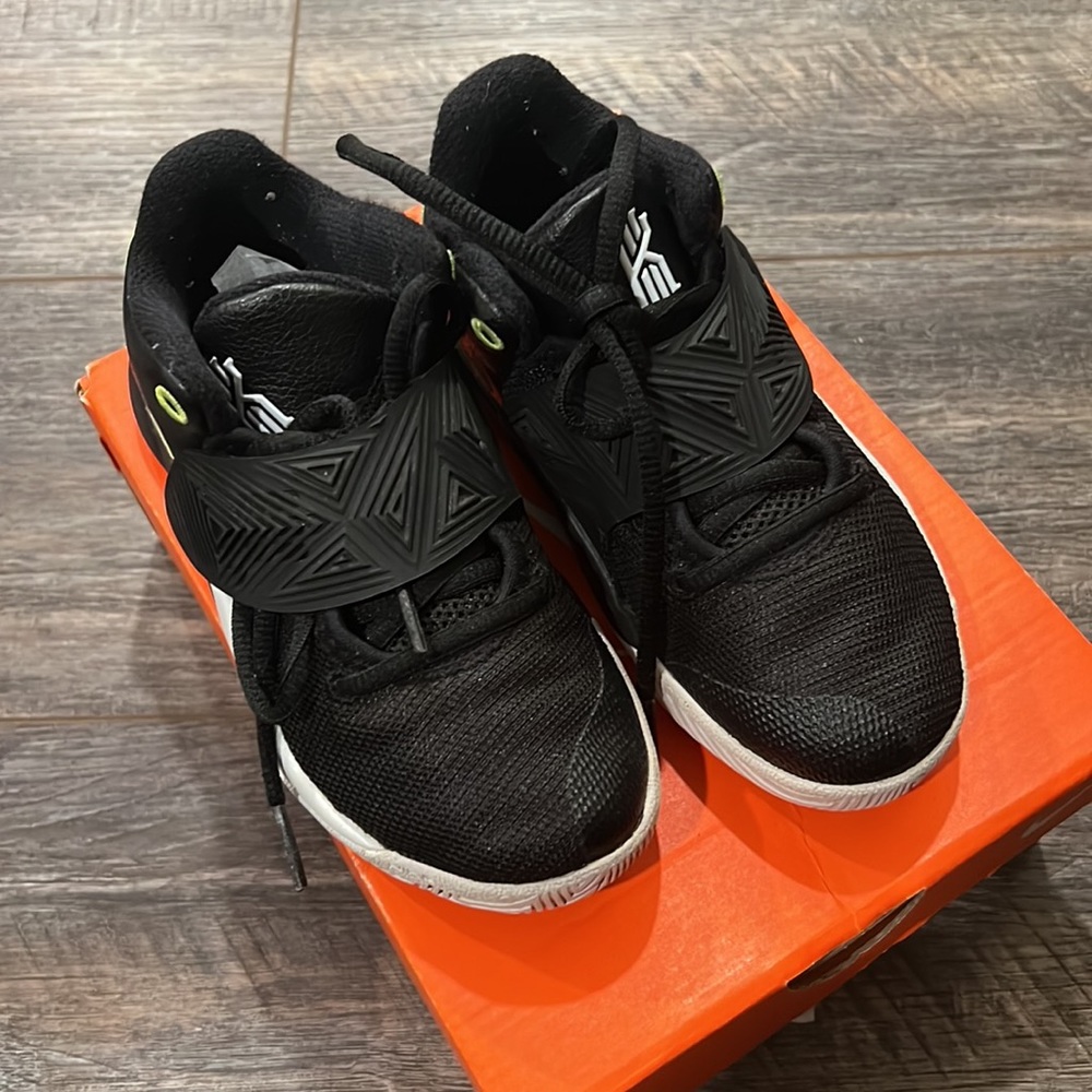 Kyrie flytrap III (PS) - Picture 2 of 3